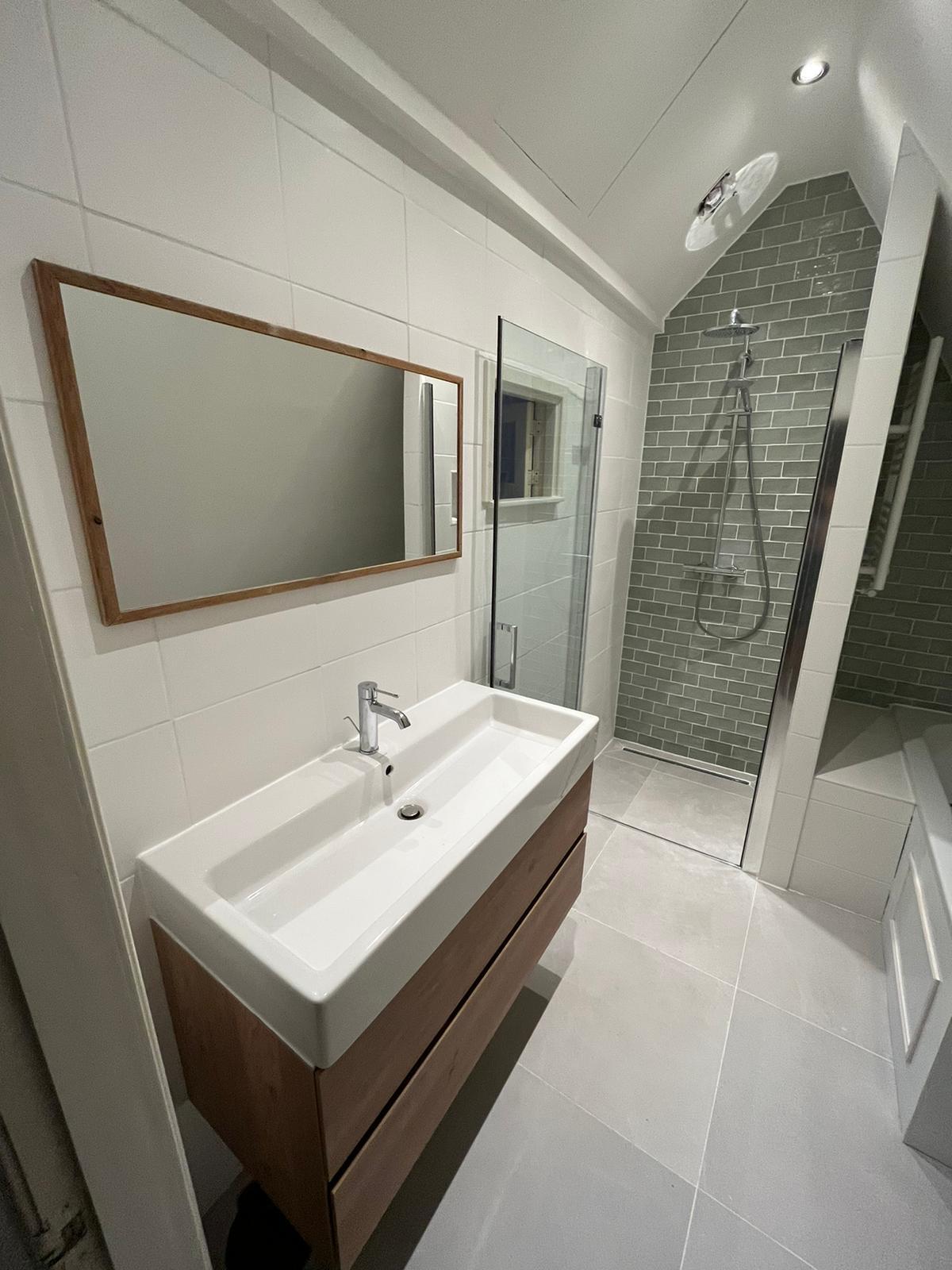 Professionele badkamer renovatie door Richel Bouw, inclusief tegelwerk en sanitair.