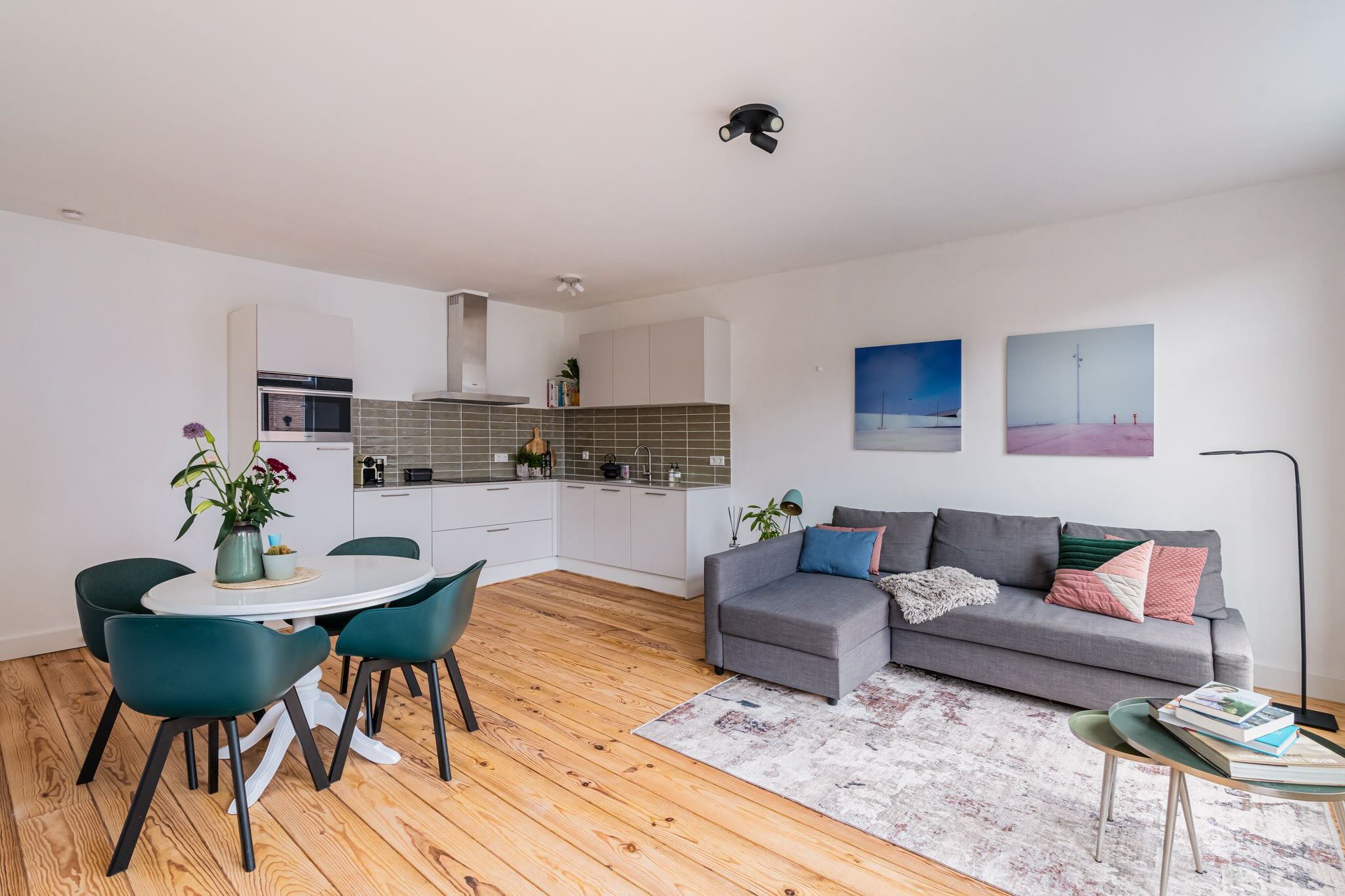 Een ruimte die onderhevig is geweest aan renovatie Amsterdam. Gebouwd door een timmerbedrijf in Amsterdam. Specifiek is dit keukenrenovatie.