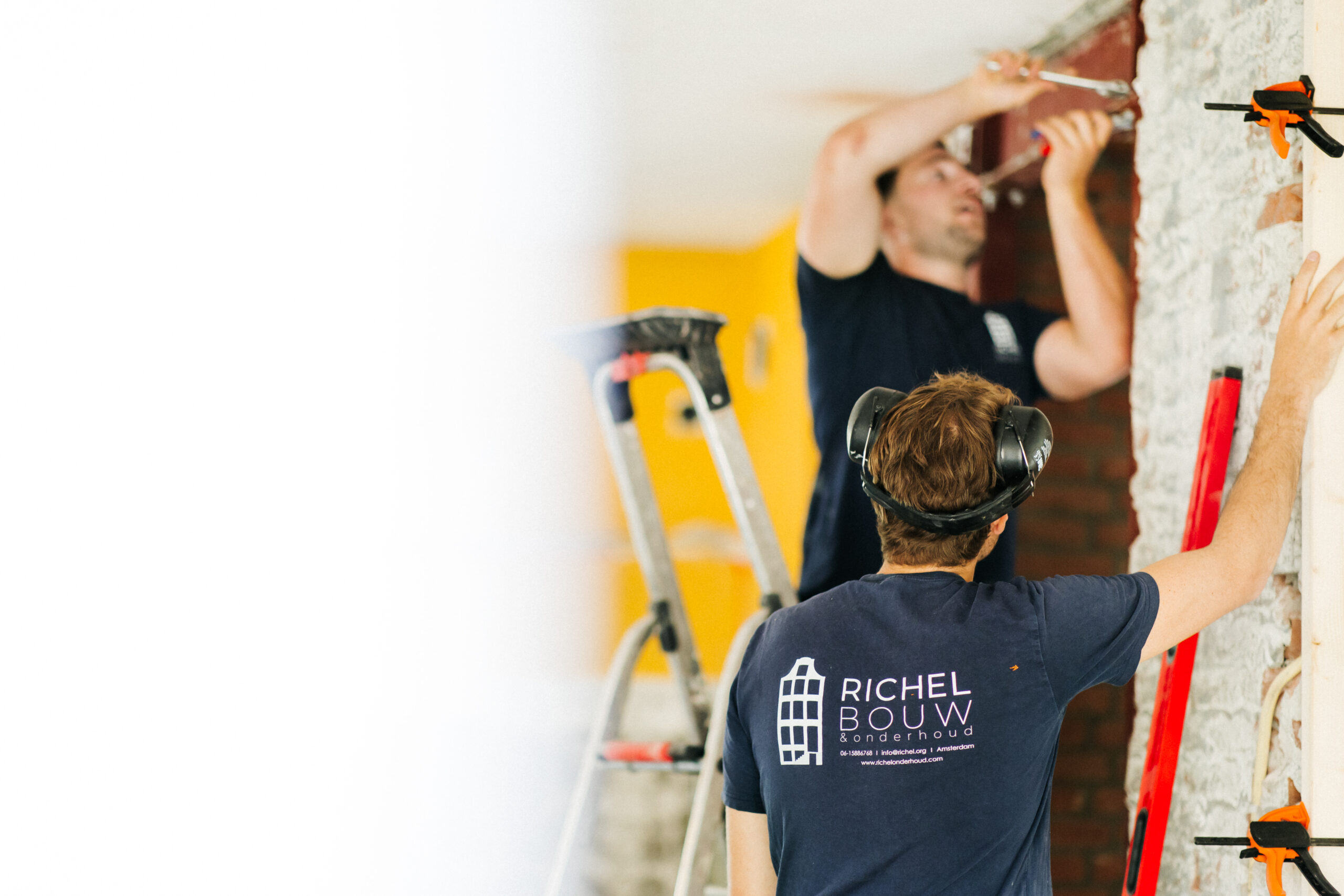 Werkmannen tijdens een renovatie in Amsterdam.